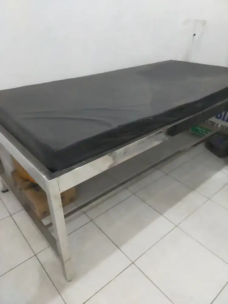 Tempat tidur (bed) periksa pasien
