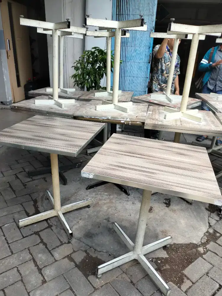 Meja cafe/depot, rangka besi, lapisan HPL. Bekas. Bagus siap pakai.