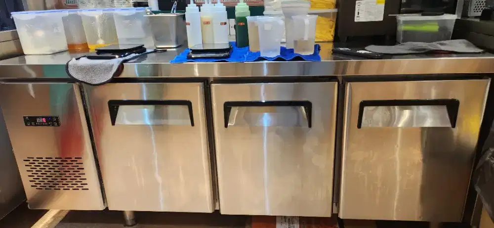 Under counter chiller 3 door merk BWE Royalstar