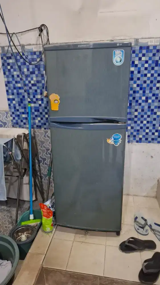 Di jual kulkas 2 pintu masihhh bagus bgt bebas bunga es