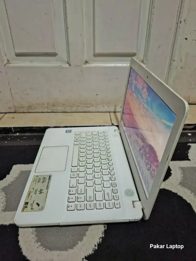Laptop Asus X441U

SPESIFIKASI :
- Intel Core i3-6006U (4CPU)
