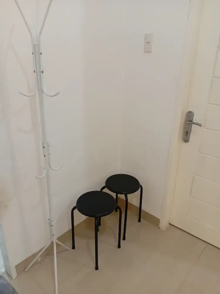 Kursi Portable dan Hanger Baju