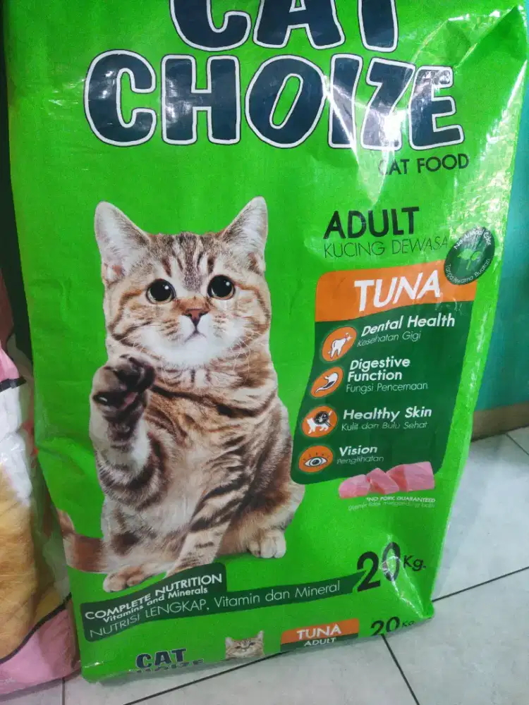 Karung makanan kucing