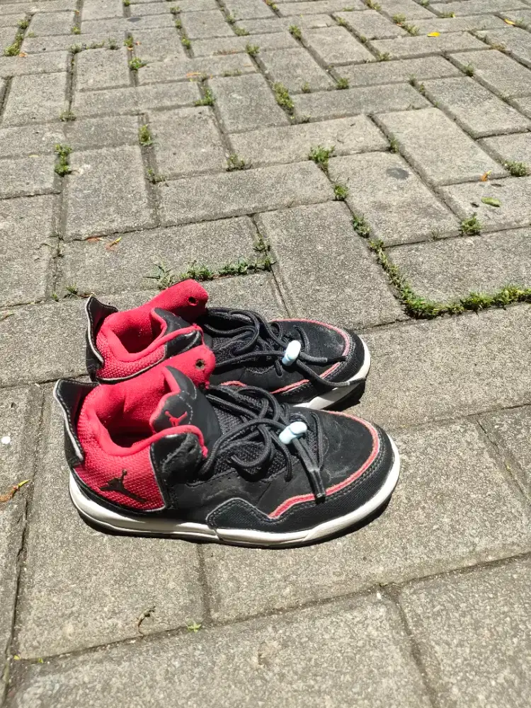 Sepatu anak Jordan Courtside