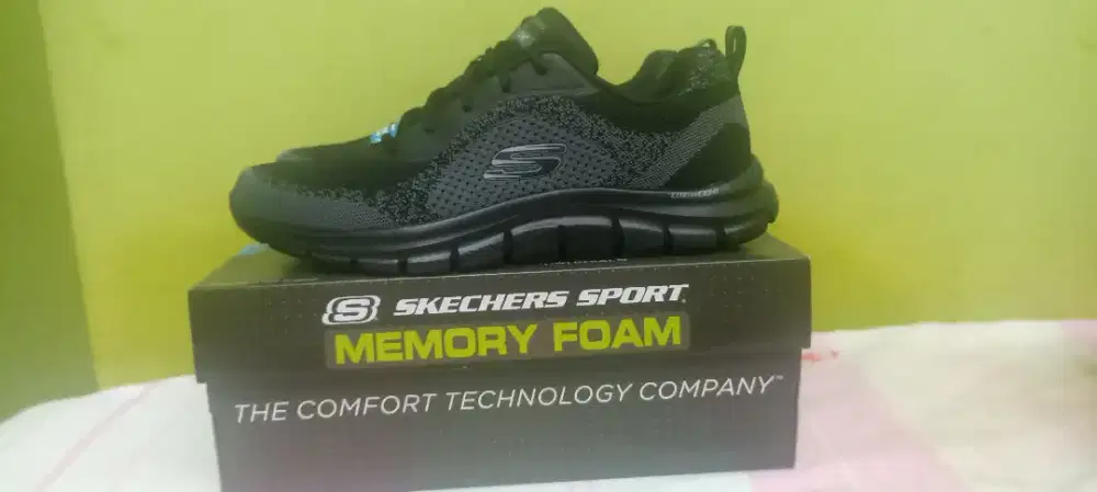 Sepatu Skechers black