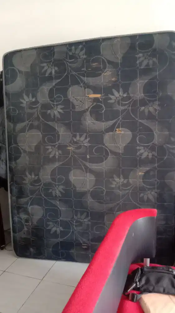 Jual kasur no 160x200 ..msh bgs msh empuk ...cuma ada sobek sdkt