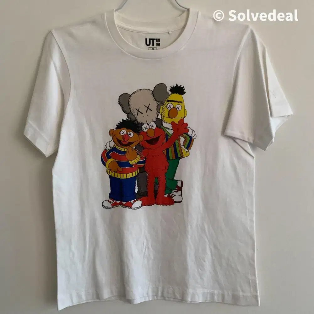 Kaos Uniqlo x Kaws x Sesame Street Group Tee Putih