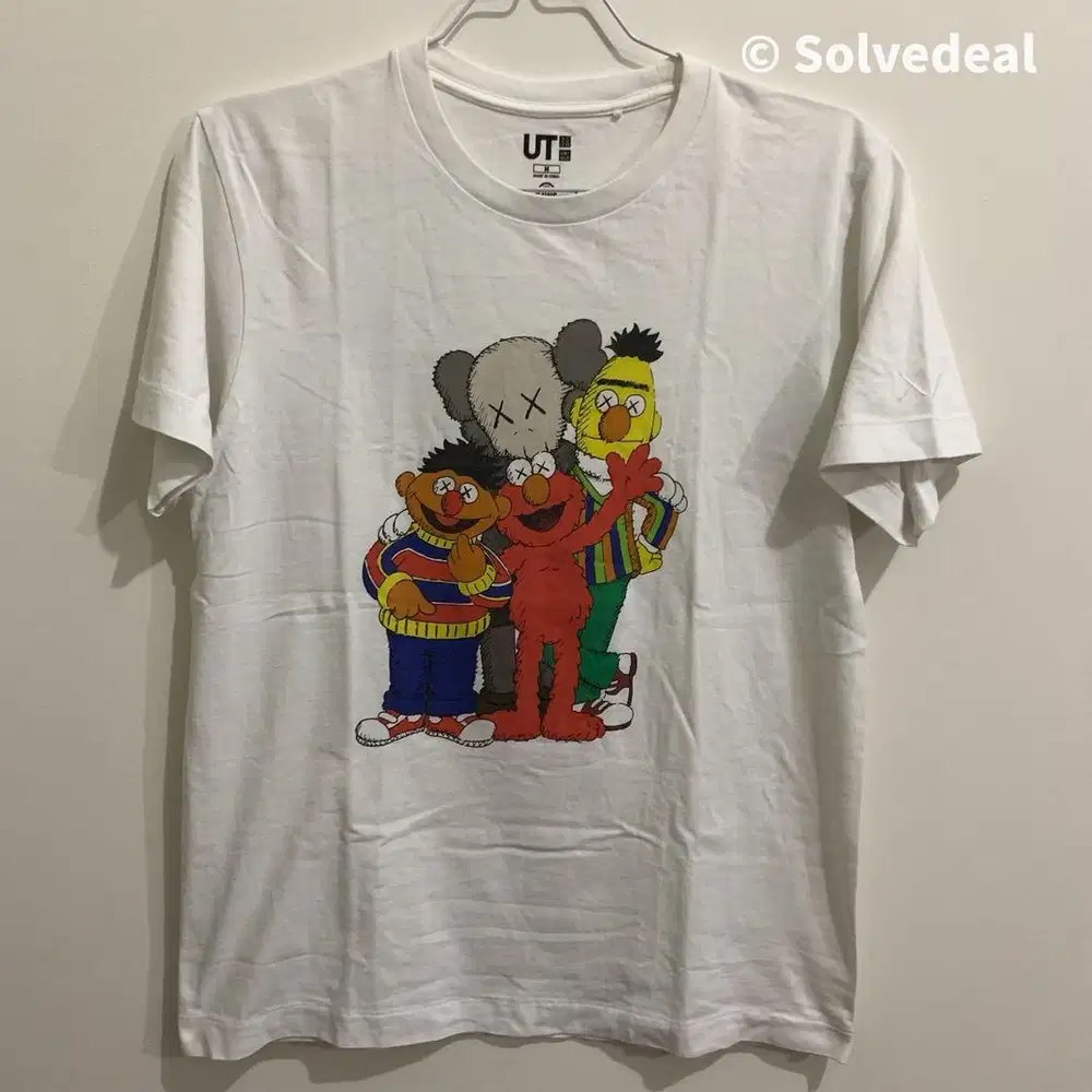 Kaos Uniqlo Kaws Sesame Street Group Tee Putih Size M