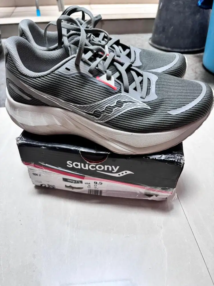 Saucony tide2 us 9.5 like new