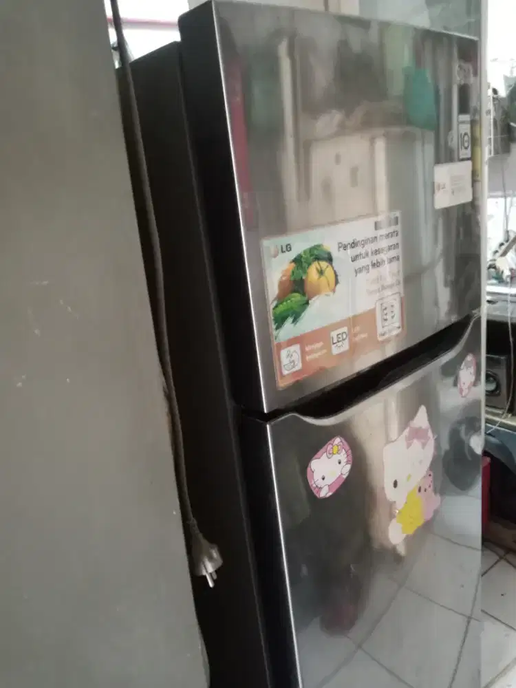 Dijual cepat kulkas dua pintu bisa nego tipis