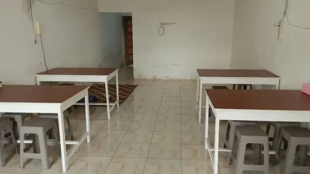 Dijual Cepat Etalse dan 4 set meja kursi