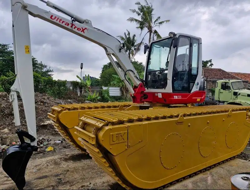 Dijual Excavator Amphibious Merk Takheuci TB235