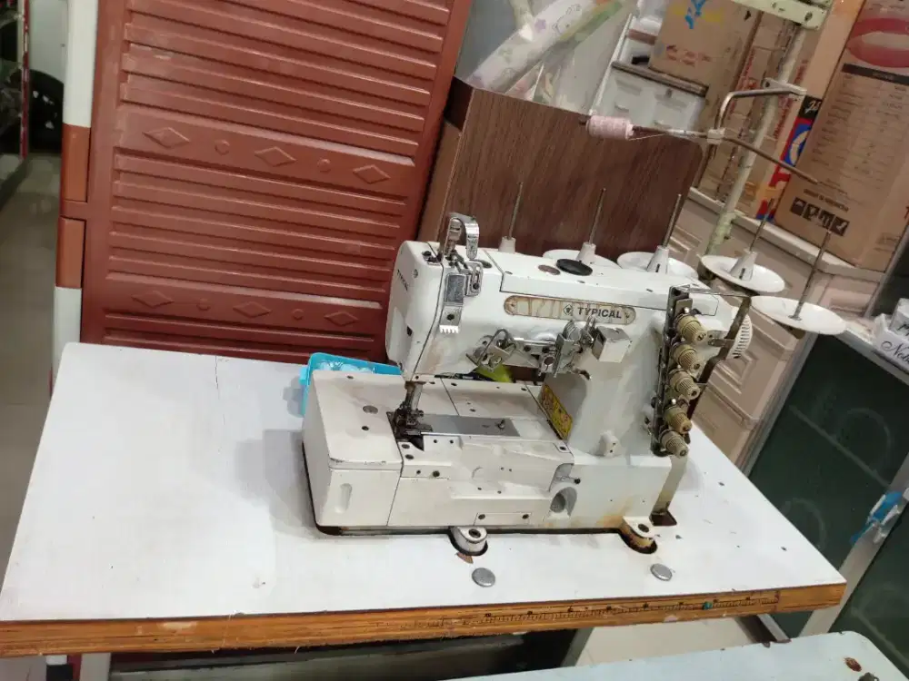 Mesin jahit kaos over dek