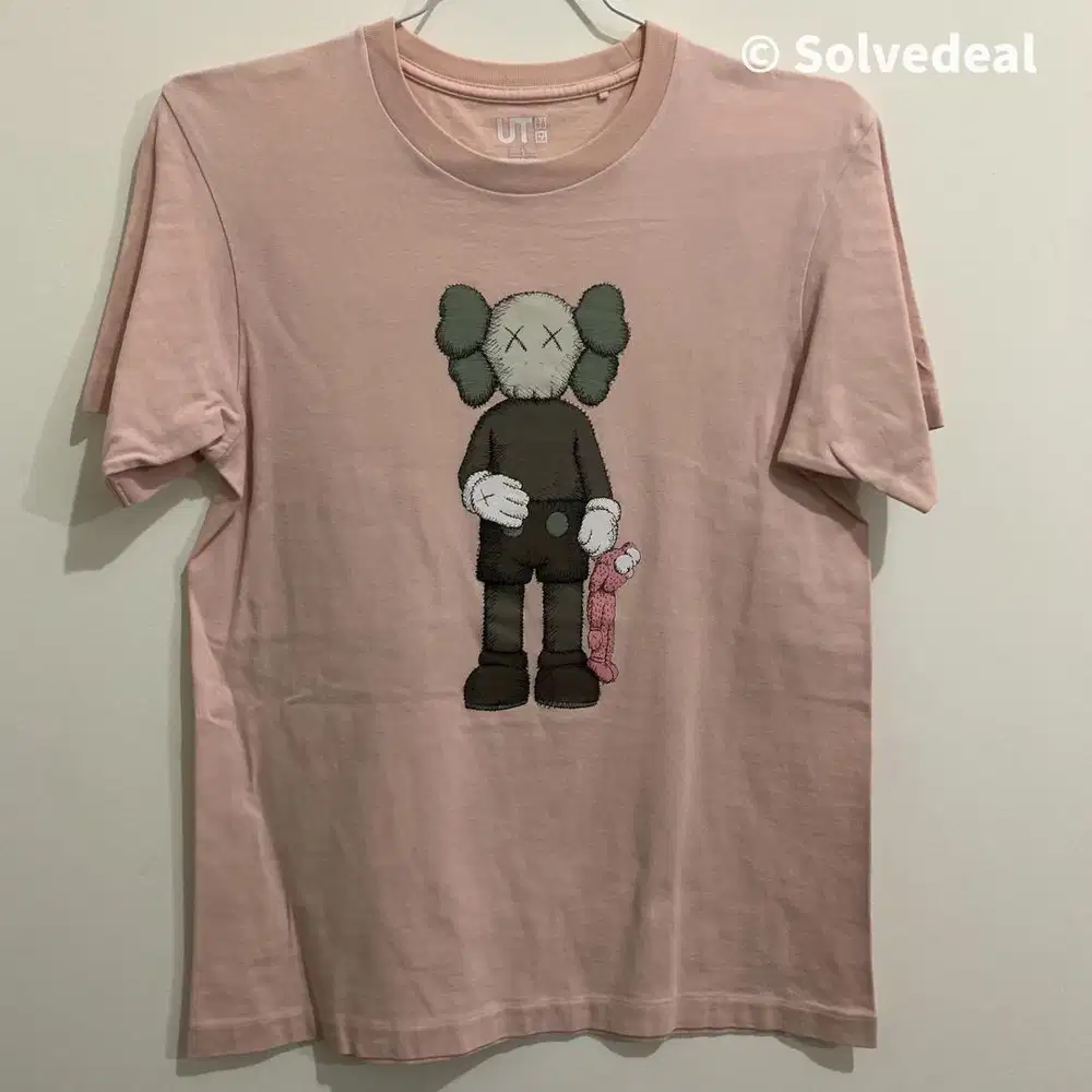 Kaos Uniqlo x Kaws Companion Pink
