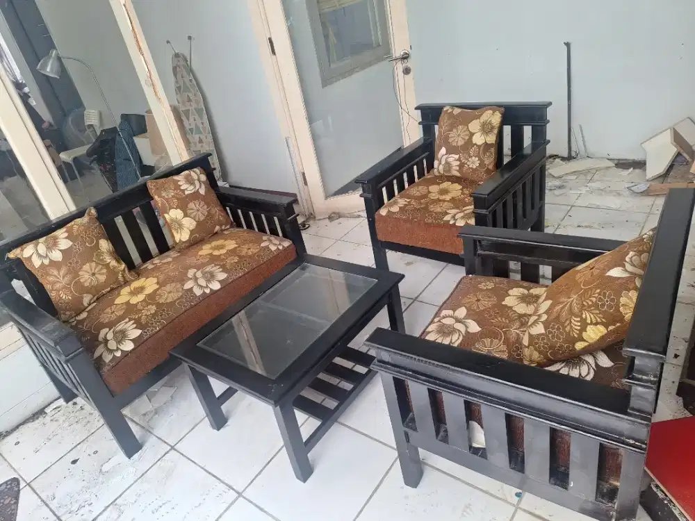 Dijual meja kursi sofa 1 set dg meja kayu bisa masih normal