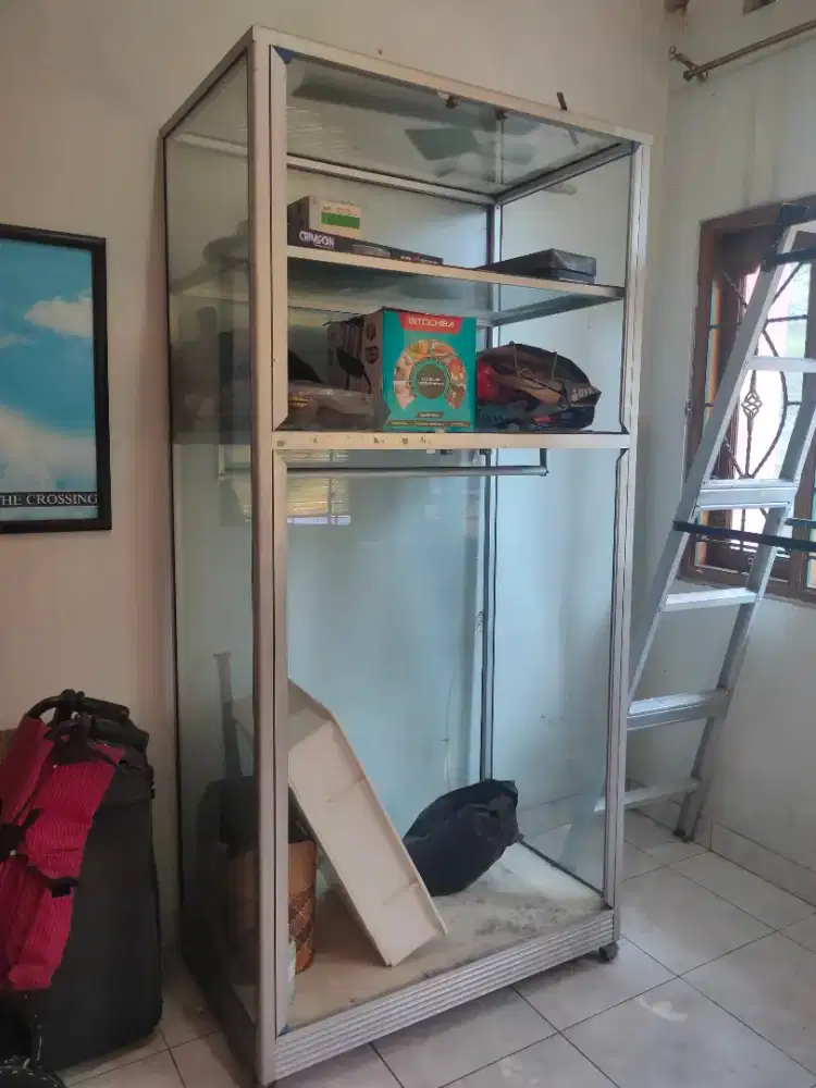 Lemari Kaca Etalase Kaca