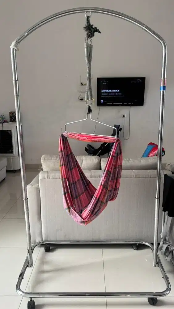 Ayunan bayi besi, ada roda