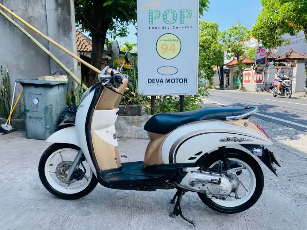 Scoopy karbu putih Deva motor