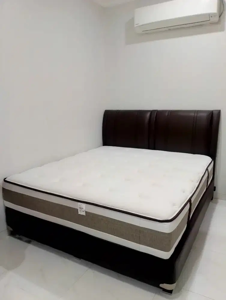 Kasur plus divan serta 180x200. Like new