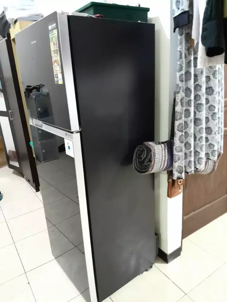 Kulkas Polytron 2 Pintu Baru pakai 5 Bulan masih lengkap dan orisinil