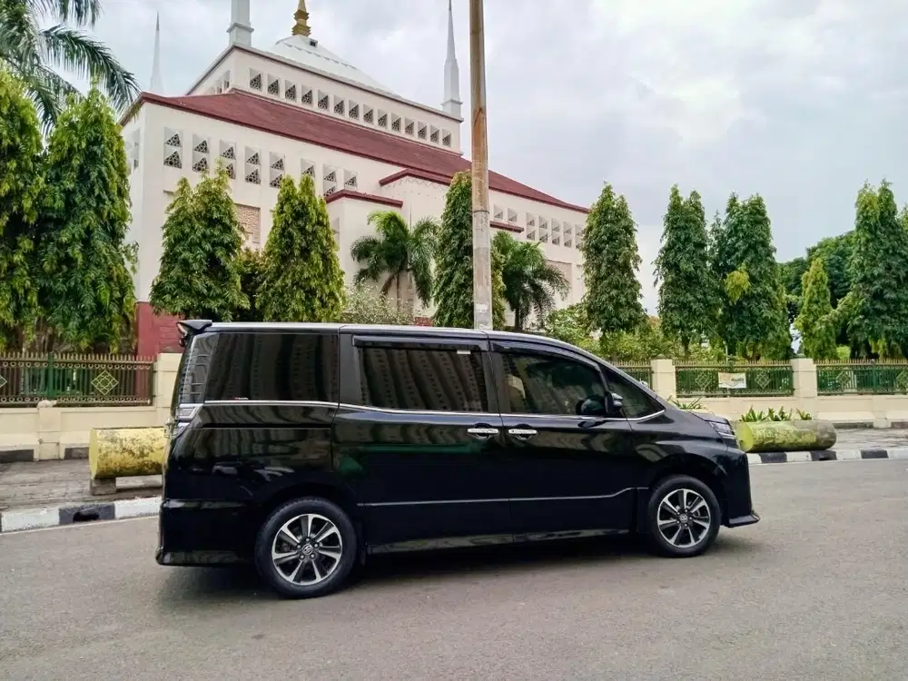 TOYOTA VOXY 2.0 AT 2019 Hitam Mulus Full Original Jarang Pakai