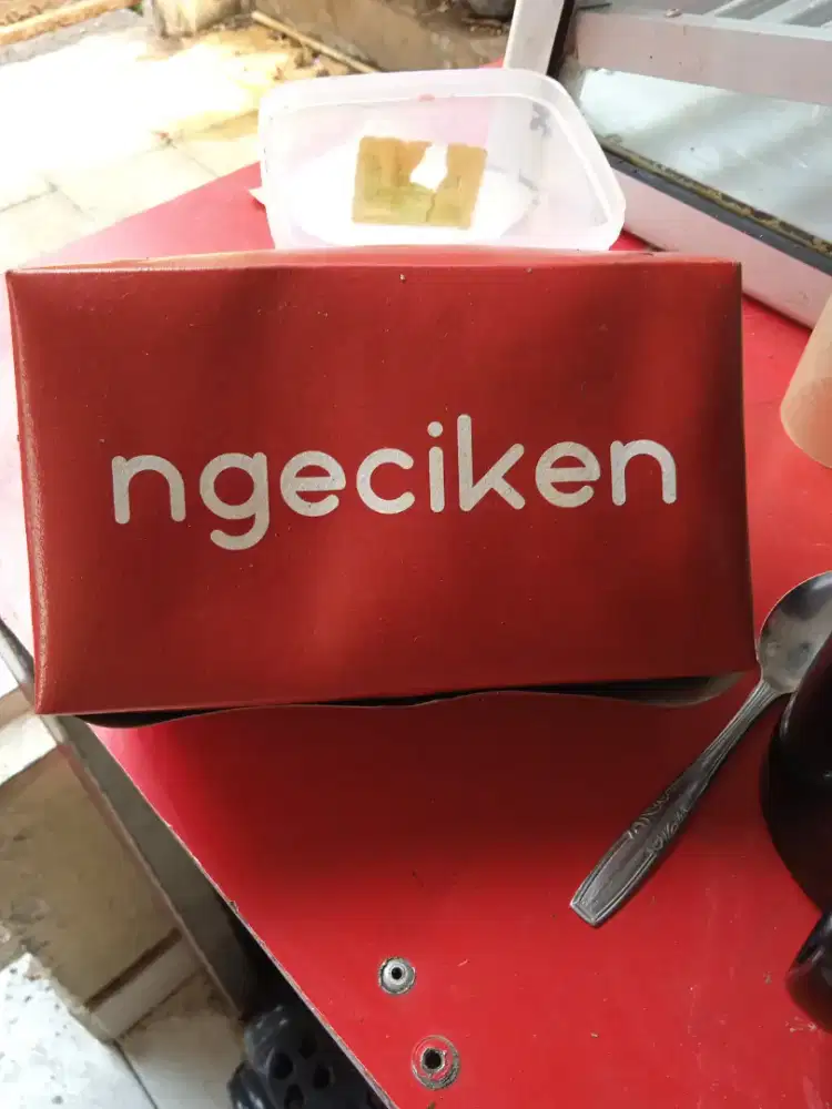 Membutuhkan karyawan untuk toko fried chicken