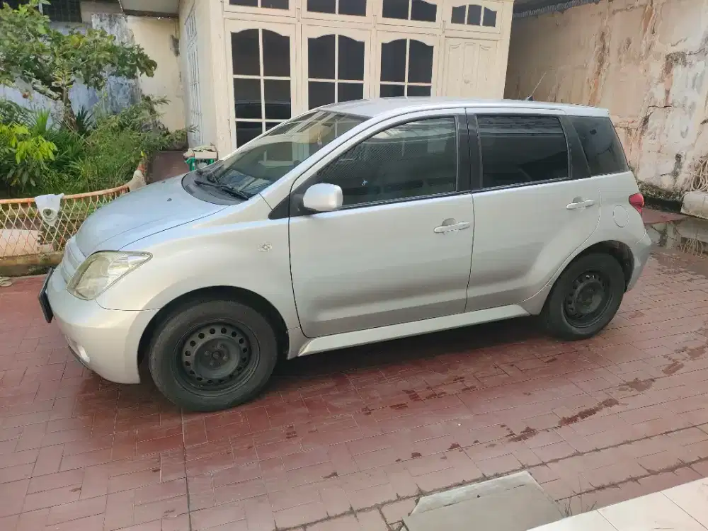 Toyota IST Cbu Japan 2003