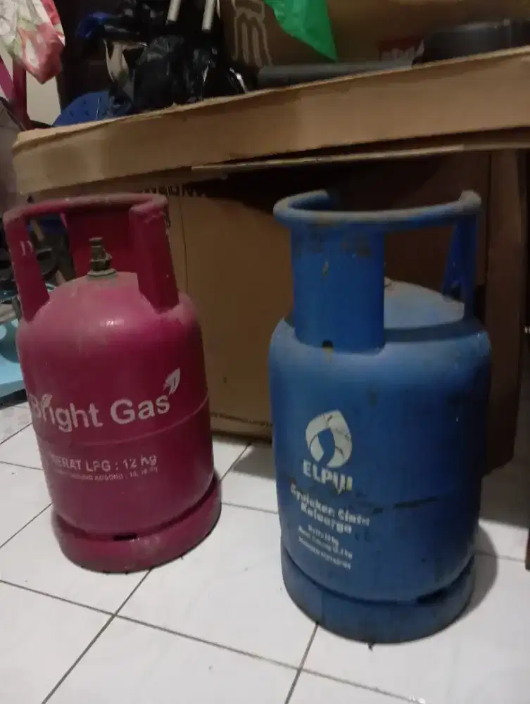 Gas elpiji kosong ada 2 tabung yang biru dan pink