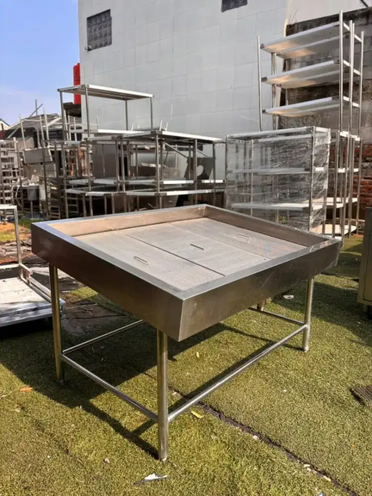 Meja display ikan / daging
Ukuran 130x100 tinggi depan 72 belakang 85