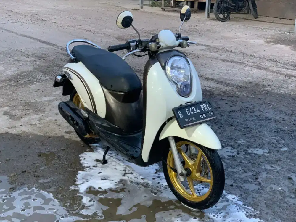 Honda Scoopy hn 2011 cw putih mesin bagus motor terawat siap pakai