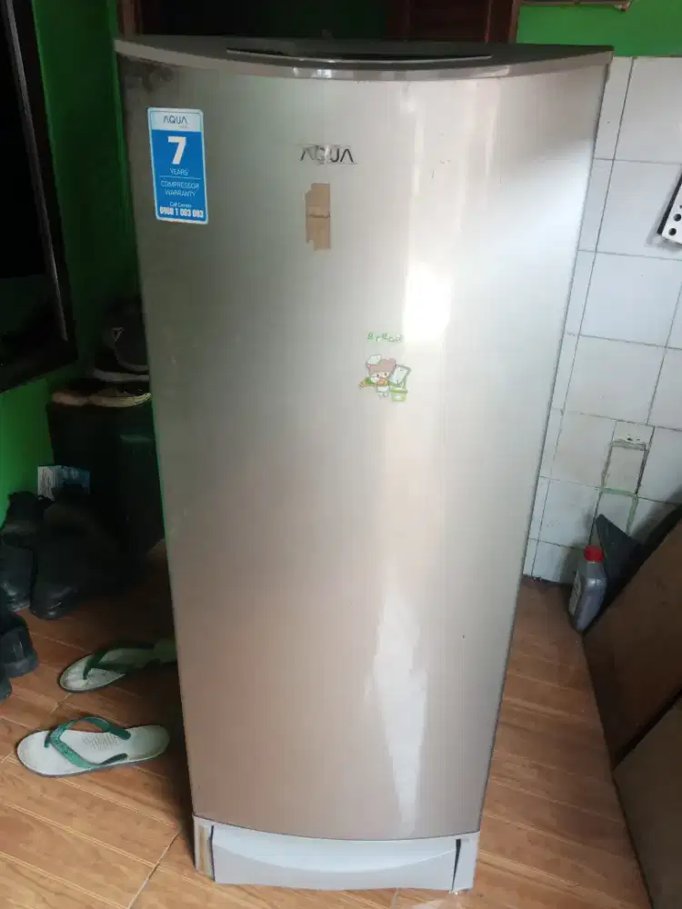 Kulkas second merek Aqua