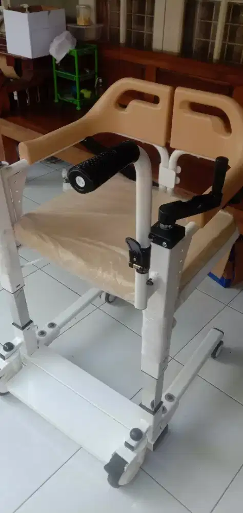 Kursi Roda Lansia / orang sakit Stroke