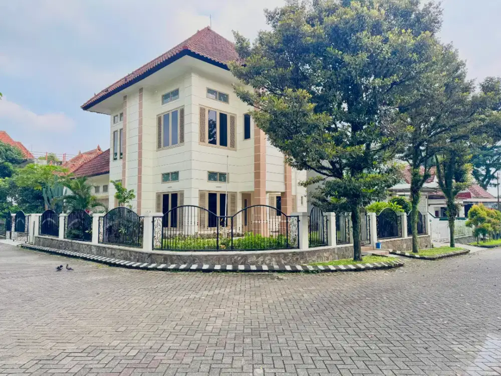 Rumah Mewah Posisi Hooq di Boulevard Permata Jingga Suhat Dekat Taman