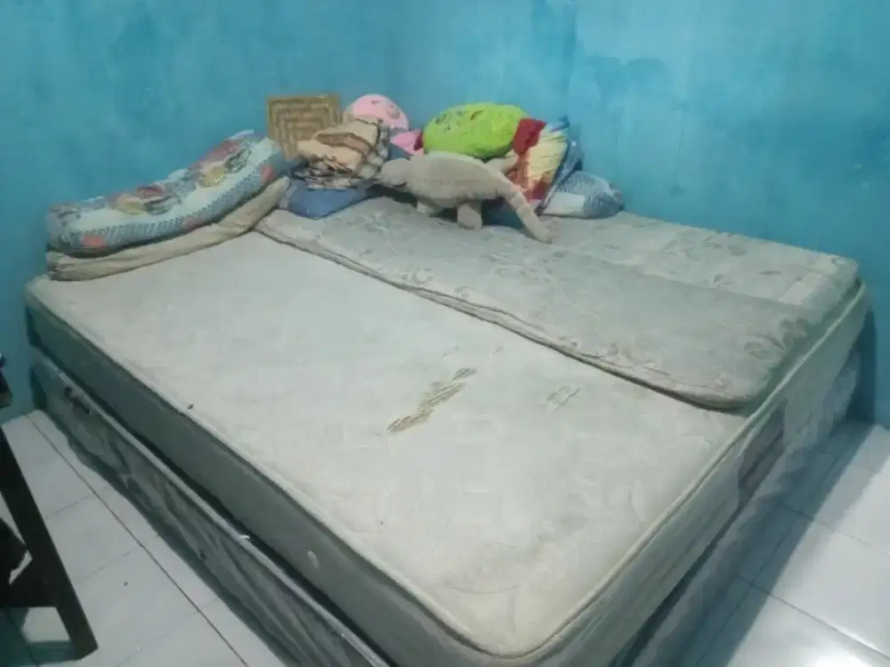 Kasur atas bawah sama lemari