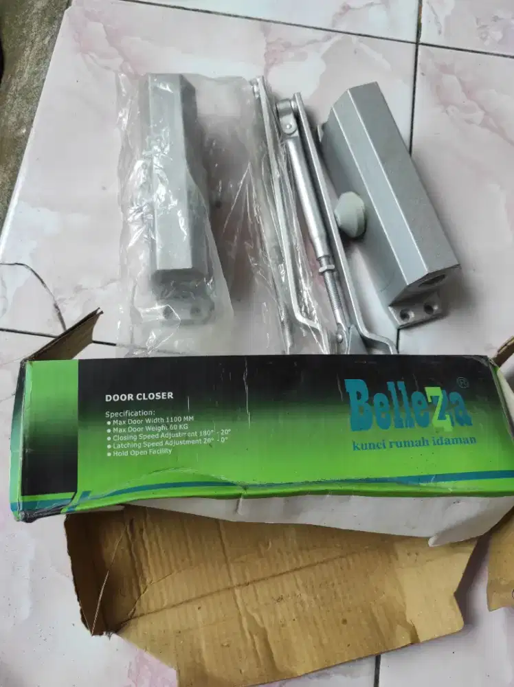 Door closer merk Belleza ada 2 buah