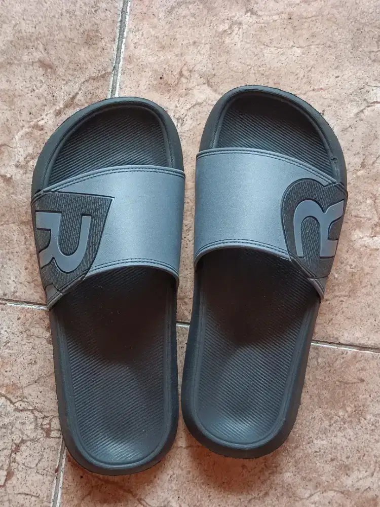 Sandal Hitam - HSC 2025