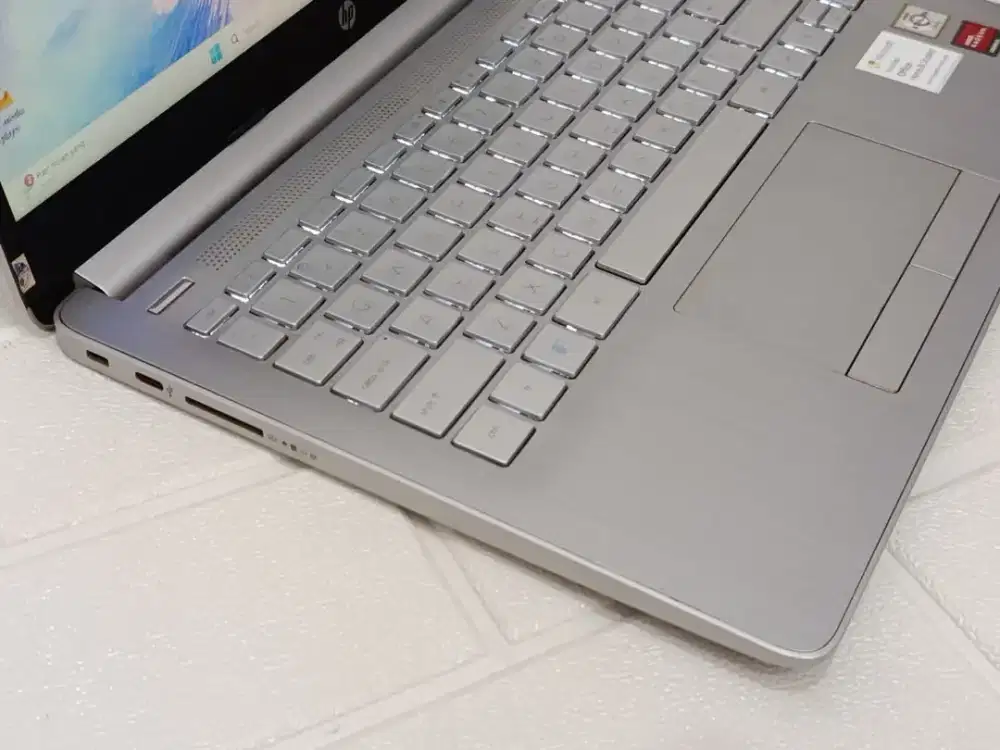 Laptop hp 14s-dk1xxx prosesor AMD Athlon Gold/Ram 4GB/SSD 512GB