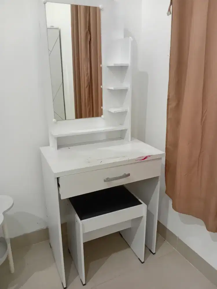 Lemari pakaian dan meja rias bekas