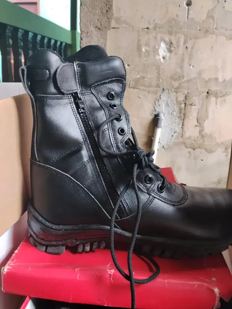 Jual sepatu pdh dan pdl dua 400.000 masih baru ukuran 42
