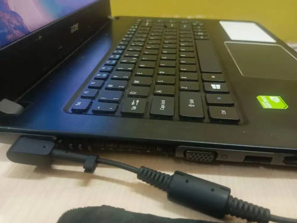 Di jual Cepat Laptop Acer E5-476G  ( Second) Bisa Nego