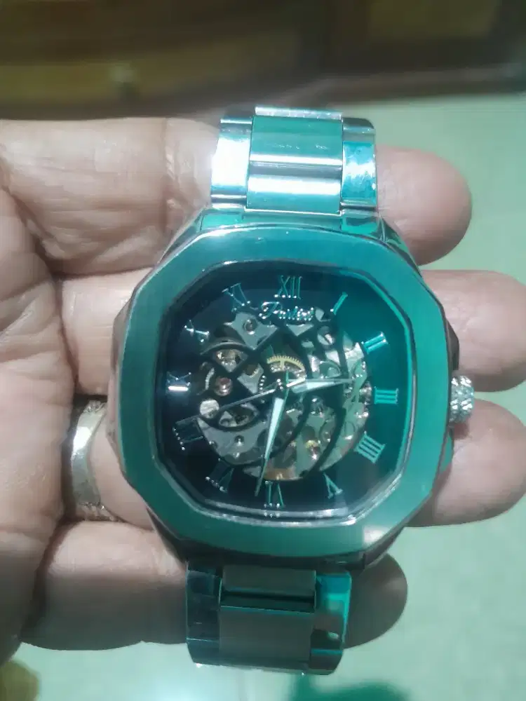Di jual jam tangan parlent autometic akuran mulus bangaet wa aja