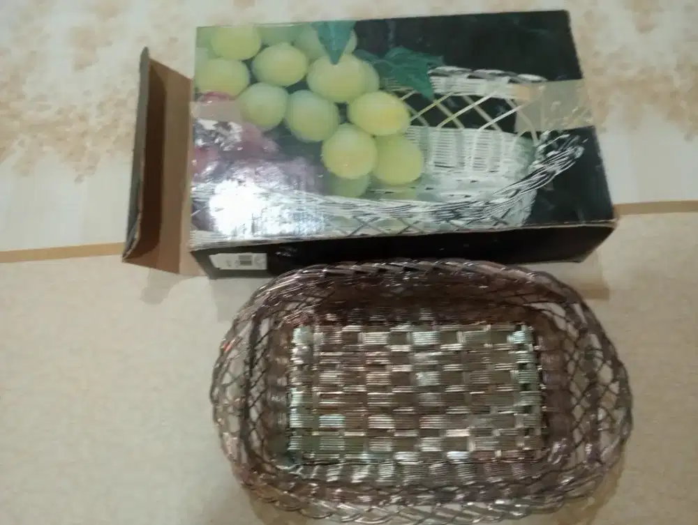 Keranjang buah antik