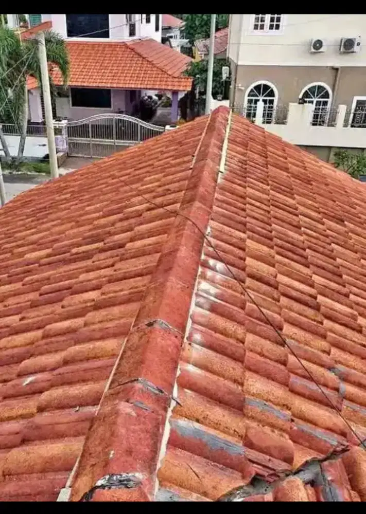 Perbaikan atap bocor