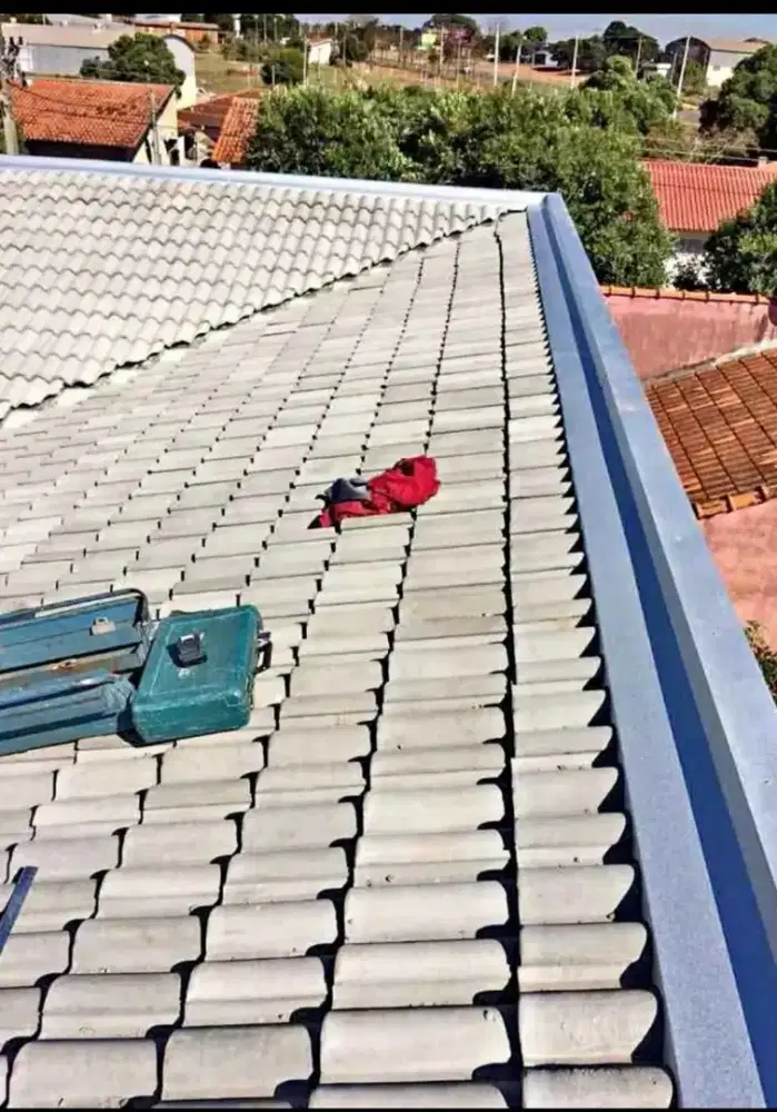 Perbaikan atap bocor