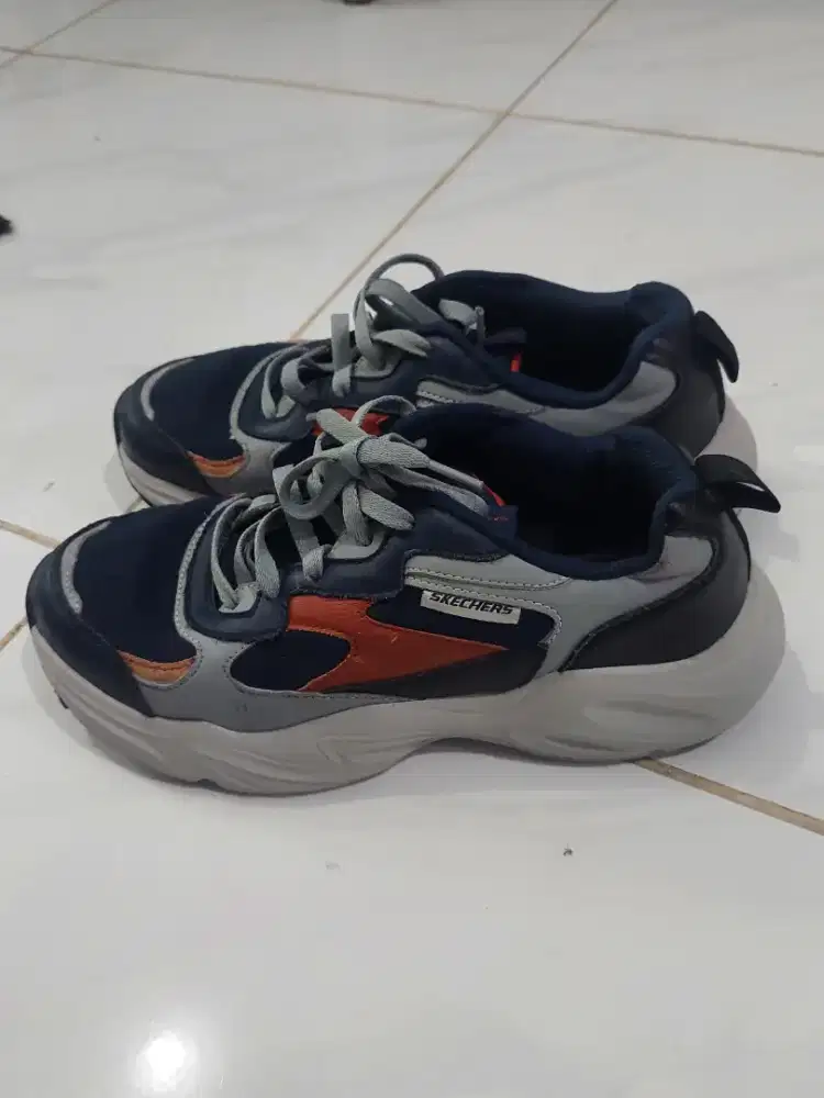 Sepatu skecher second