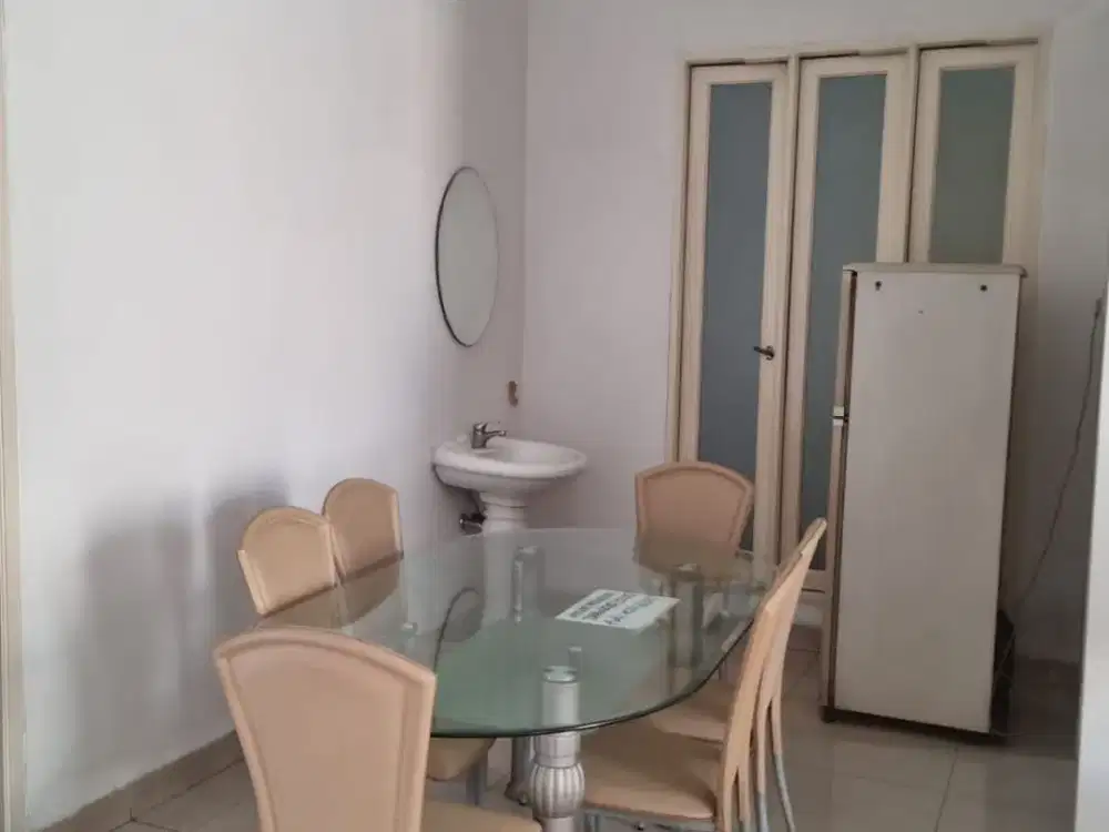 Rumah 8 Kamar Tidur dengan kamar mandi dalam Cocok untuk kost elit