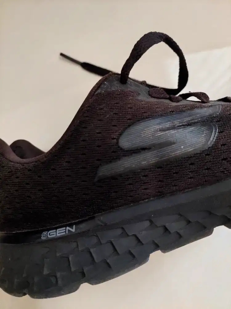 Sepatu Skechers bekas