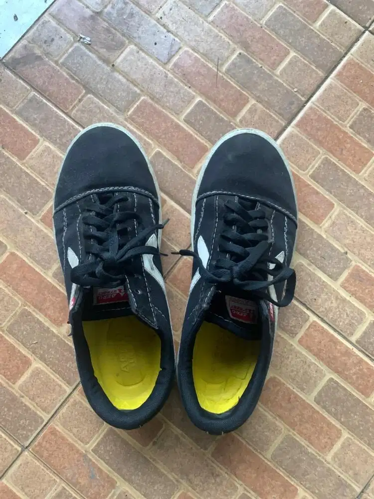 Sepatu hitam aerostret