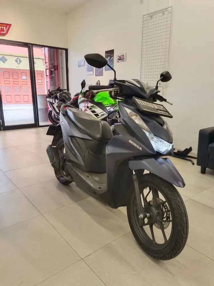 Honda Beat Deluxe tahun 2022 warna Biru Dop Bit 110 CC Matic Irit Blue