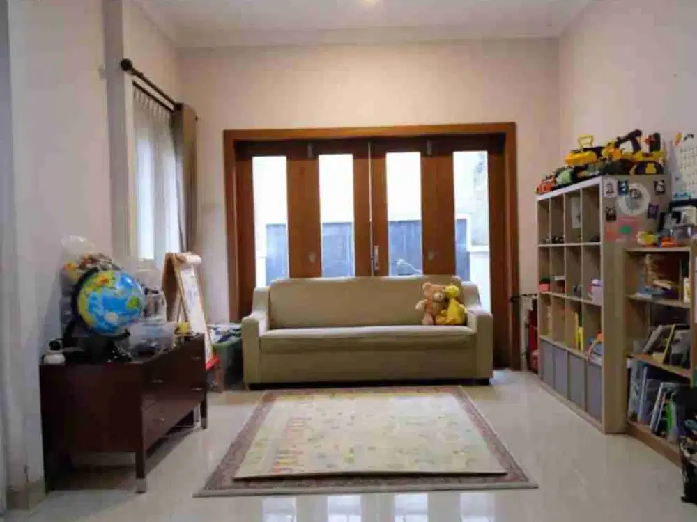 `Rumah Lebak Bulus: Halamannya Luas, Drama Hidup Jadi Menciut!`